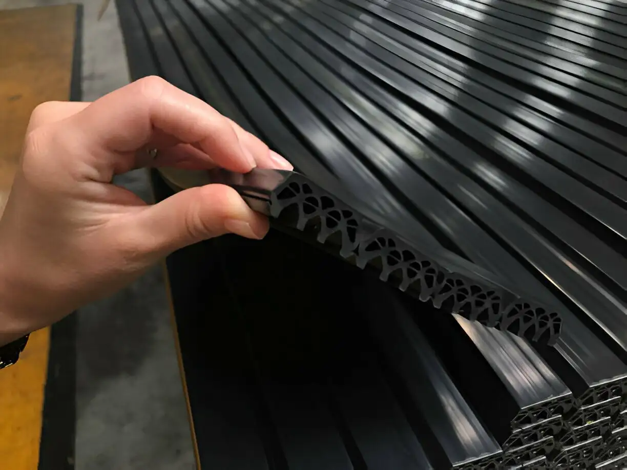 Checking the profile cross section of extruded rubber
